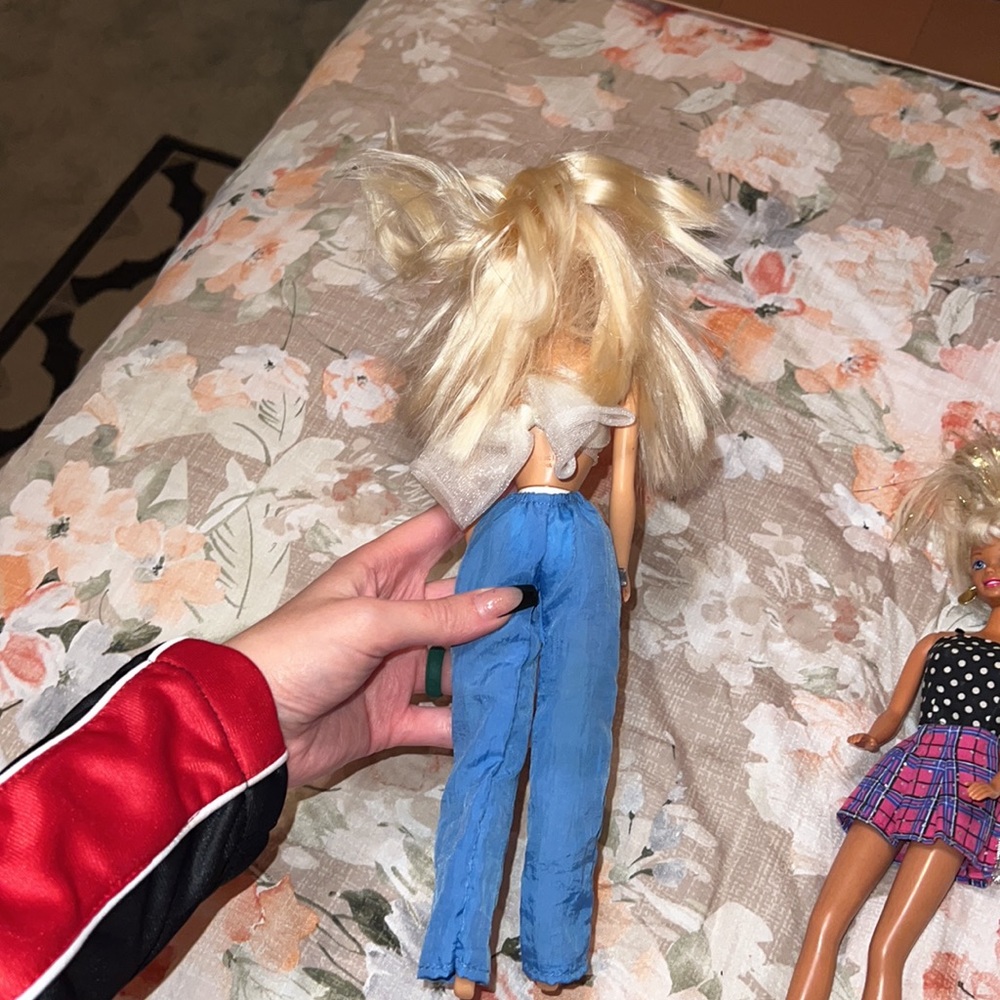 Two barbies - Picture 3 of 7